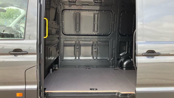 Volkswagen Crafter Cr35 Mwb Diesel Fwd 2.0 TDI 177PS Commerce Plus High Roof Van Auto - Image 26